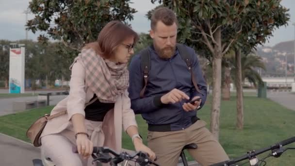 Coppia su un giro in bicicletta insieme . — Video Stock