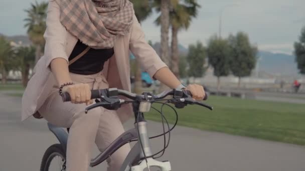 Kvinna på en sommar rida cykel. — Stockvideo