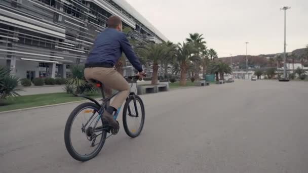 Uomo attivo in bicicletta . — Video Stock