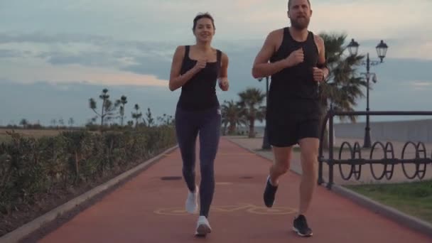 Amigos em uma corrida juntos . — Vídeo de Stock