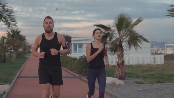 Couple courir ensemble extérieur . — Video