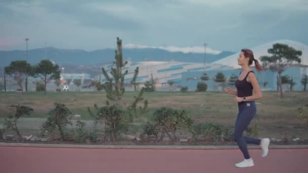 Спортсменка біжить в парку . — стокове відео