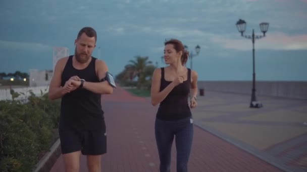 Mosolygó barátai ki jogging. — Stock videók