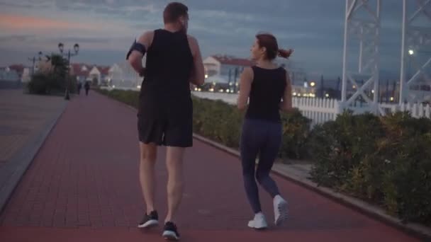 Amigos cercanos corriendo juntos al aire libre . — Vídeo de stock