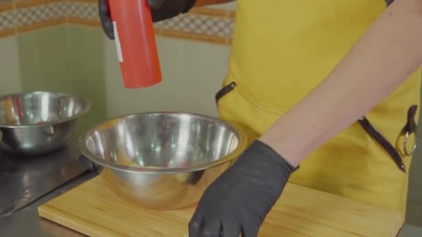 Man is gooien stukje ananas in kom, gieten door siroop en specerijen, mengen — Stockvideo