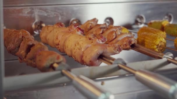 生の家禽肉はカフェで電気グリルでベーキングされ、キッチンでのクローズアップビュー — ストック動画