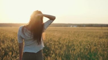 Genç şehvetli kız kırsal alanda şafak izliyor, arka görünüm