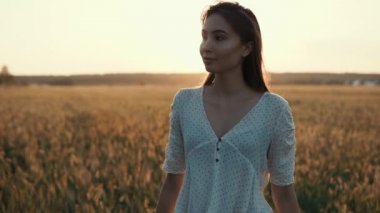 Kız kırsal bir yürüyüş alır.