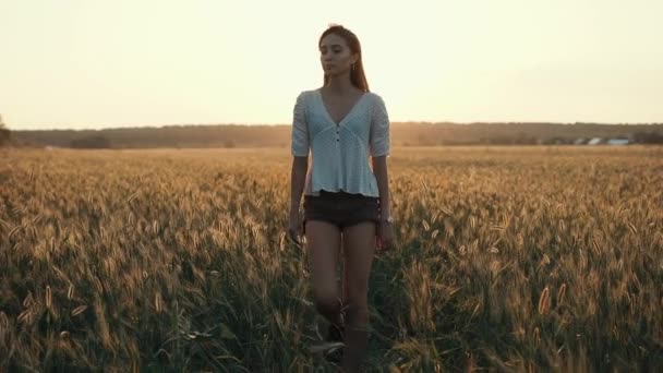 Amazing meisje lopen alleen in de zomer. — Stockvideo