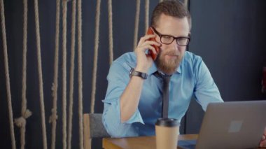 İş adam çalışan içinde kafe.