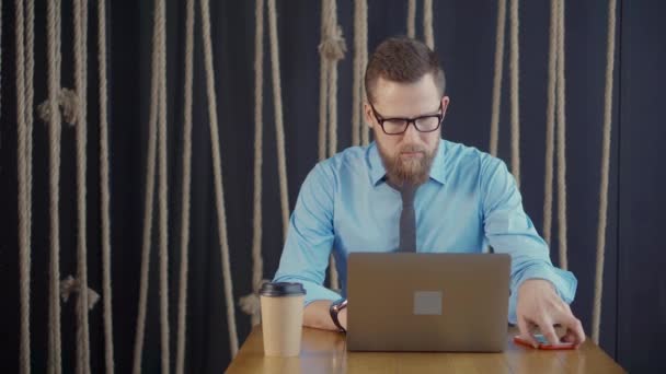 Uomo d'affari con computer portatile in caffè . — Video Stock