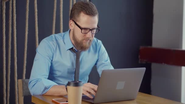 Geschäftsmann am Laptop. — Stockvideo