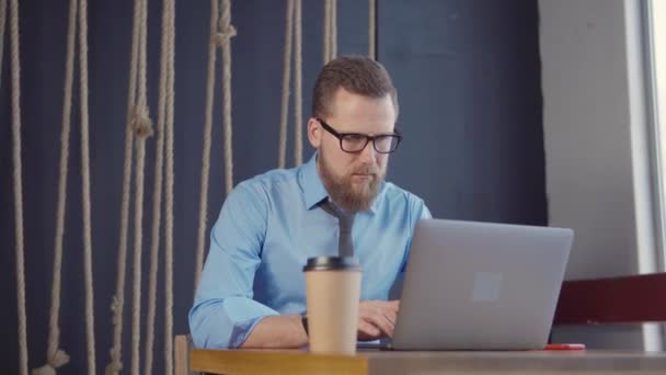 Koncentrerad man som använder PC på ett kafé. — Stockvideo