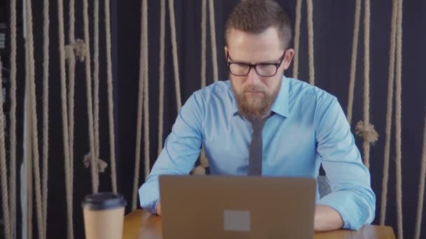 Smart man werkt alleen in een cafe. — Stockvideo