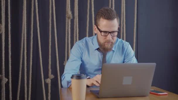 Hombre feliz hombre de negocios en un café con portátil . — Vídeos de Stock