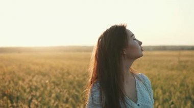 Açık alanda güzel kız.