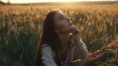 Susnet ışık çarpıcı kız.