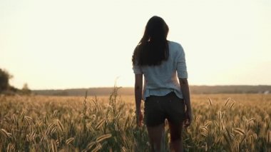 Sevimli kız yürüyüş içinde alan yalnız.