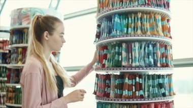 Yaratıcı kız seçme sanat malzemeleri.