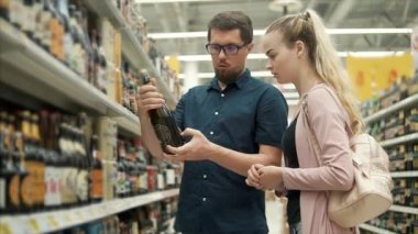 Togliatti Rusya-Haziran 2018, Genç kız ve adam bir süpermarket salonda bira şişe muayene vardır