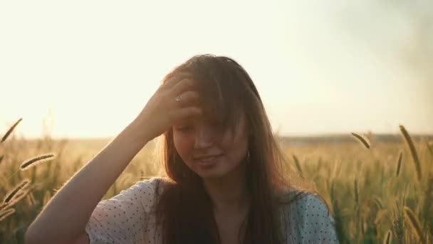 Smiling girl in nature. — Stok video
