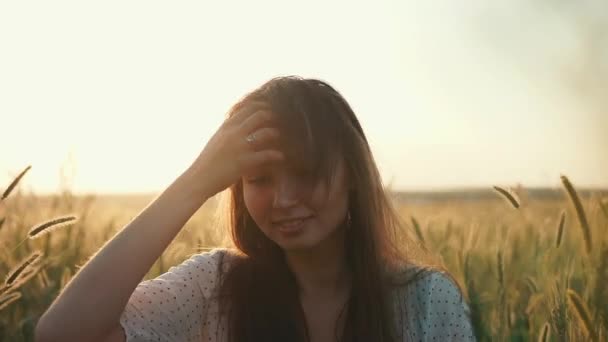 Mosolygó lány a természetben. — Stock videók