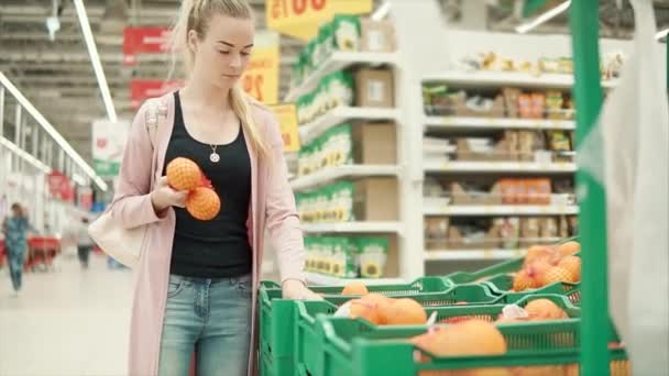 Customer buys fresh fruits. — Stock Video