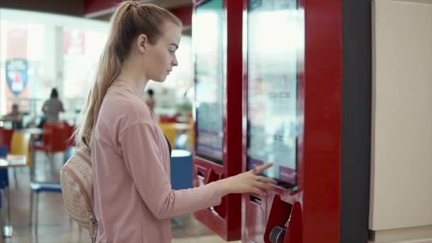 Mulher está encomendando por máquina automática eletrônica no restaurante fast food — Vídeo de Stock