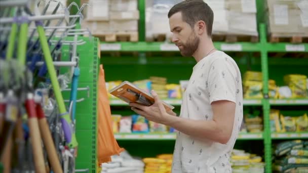 Herramientas de jardinería en una tienda . — Vídeo de stock