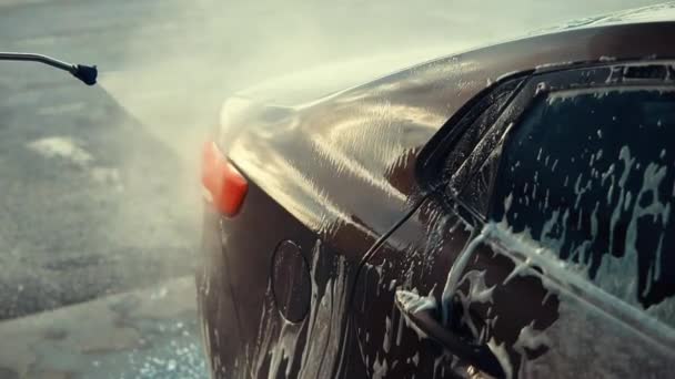 Tvätt bil på sommaren utanför. — Stockvideo