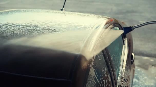 Carro sujo fica limpo lá fora no verão . — Vídeo de Stock