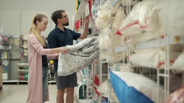 Familia compra ropa de cama nueva . — Vídeos de Stock