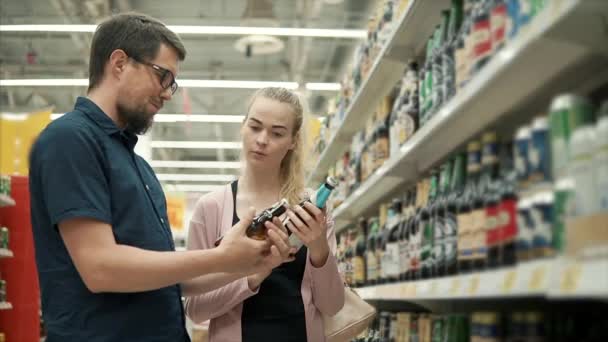 Paar kopen van dranken in de winkel. — Stockvideo