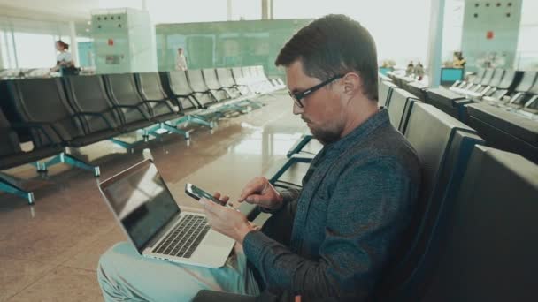 Μεγάλος άνθρωπος χρησιμοποιώντας τεχνολογίες στο αεροδρόμιο. — Αρχείο Βίντεο