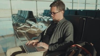 Adam Laptop kapalı çalışan.