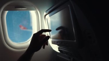 Yolcu uçuş sırasında uçak kabin sensör ekranı dokunmadan, yakın çekim