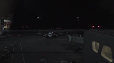 Büyük uçak gece saati Havaalanı yakınında park, terminal penceresinden görünüm