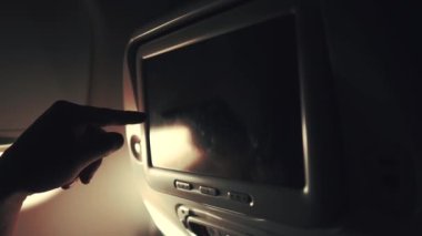 Adam uçuş zevk, film izlerken.