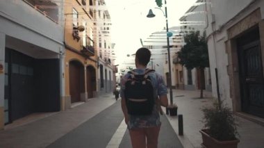 Yalnız turist yaz aylarında küçük pitoresk şehirde antik sokaklarda yürüyor