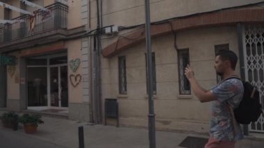 Kamera ile adam gezi.