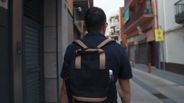 Adam zevk gezi yeni şehir.