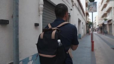 Turist şehirde sessiz yürüyüş zevk.