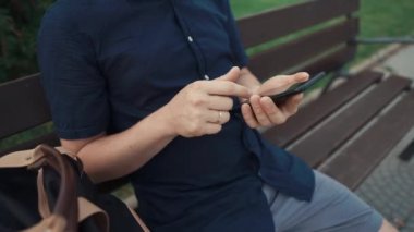 Akıllı telefon kullanarak Park adam.