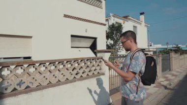 Adam online harita ile etrafında yürüyüş.