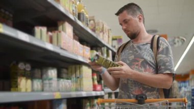 Bakkal alışveriş adam.