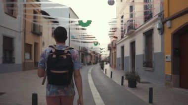 Erkek Walker gündüz şehir sokakta hareket ediyor, arka görünüm