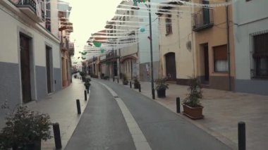 Yaz gününde antik şehrin boş dar sokakta çekim hareketli