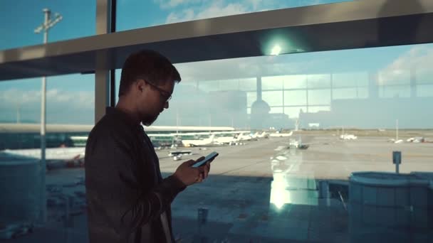 Voyageur en attente de vol à l'aéroport . — Video