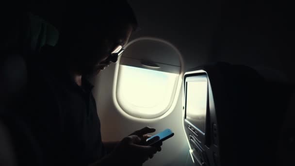 Człowiek podróżując samolotem. — Wideo stockowe