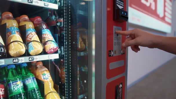 Samara, Rusko-září, 2018: člověk kupuje limonádu v automatu na letišti v Kurumochu — Stock video